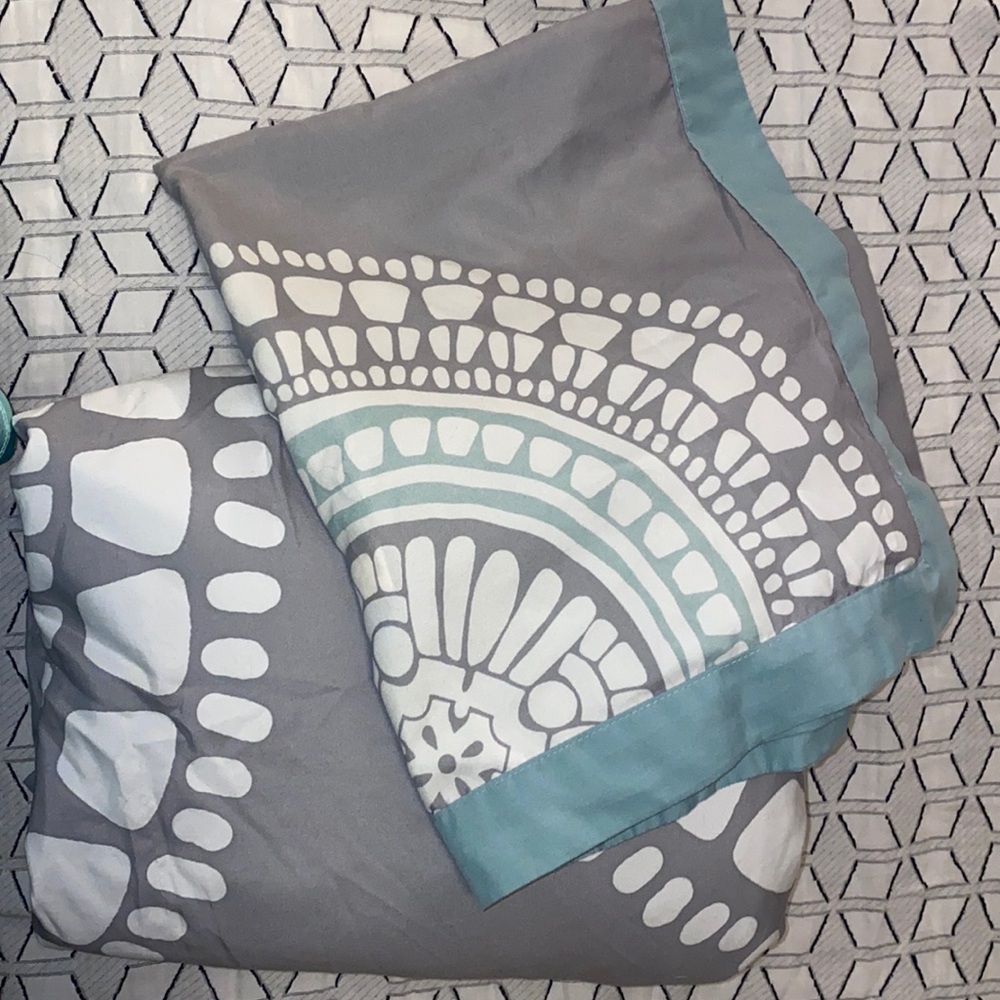 Room essentials Queen Duvet cover and pillow cases